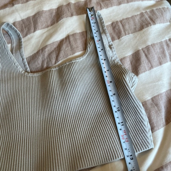 Babaton Aritzia Sculpt Knit
Squareneck Cropped Tank Taupe Size Small - Picture 7 of 12
